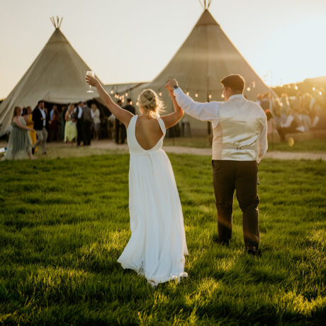 Tipi wedding decor, table florals, florist uk, brides2025, swansea florist, uk bride, wedding florist bridal florist, weddingflorist, uk brides, bride tribe, wedding flowers, swansea weddings, cardiff weddings, cheltbride, bridal flowers, flowers, bridal inspo, wedding styling, modern florist, contemporary flowers, florist, welsh weddings, award winning florist, featured florist, wedding inspiration